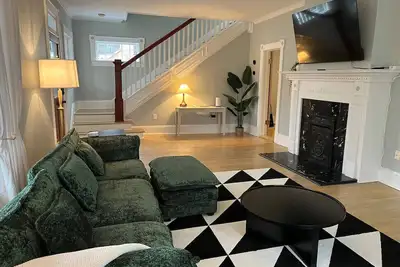 Image de Mins to Downtown - Spacious Home