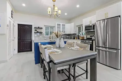 Image de \"Luxury Canal-Front Retreat in the Bahamas: Your Dream Getaway Awaits! \"