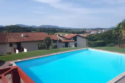 Image de Appartement dans résidence arborée et calme avec piscine