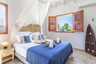 Image de Bungalow Damien avec jacuzzi, idéal pour voyageurs en quête de détente