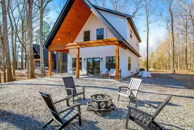 Image de Brand New Waterfront Cabin on TheLittle Red River with huge dock, arcades & WiFi