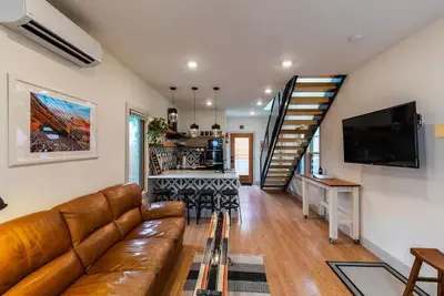 Image de Lohi Luxury Lodge. Cozy Luxe 2-bedroom in heart of Denver. in Denver. Wifi + Ac
