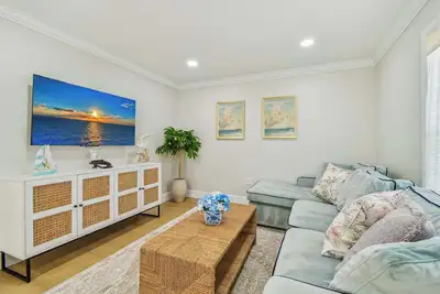 Image de Hear The Waves - 5-Min to Beach and Hot Tub