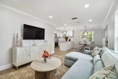 Image de Walk to Beach | Designer Furnished 2br