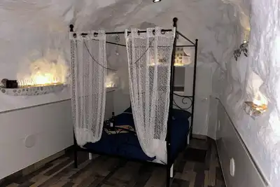 Image de Quiet and relaxing cave with a deserted beach