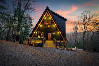 Image de A-Frame Serenity  Hot Tub • Forest Views • Wi-Fi