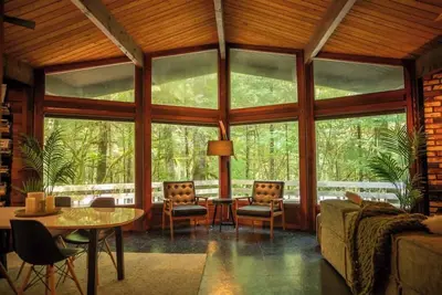 Image de Mid-Century Cabin Hideaway - Hot Tub & Fire Pit