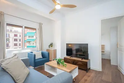 Image de Central Renovated 3ext. bedrooms, 2 bath. Lots of natural light. Family friendly