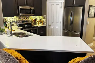 Image de Home Away Penthouse 2 Primary bedroom condo directly across from Stampede