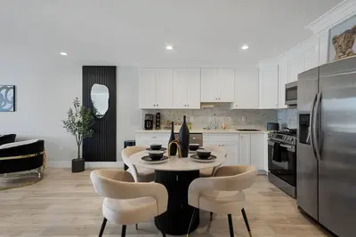 Image de Black & Gold Elegance Near Nyc, American Dream Mall