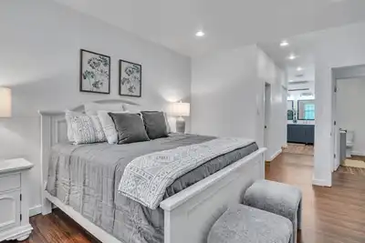 Image de 2 Miles from Msu | Modern | Perfect for Couples