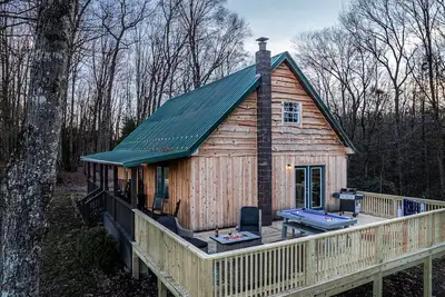 Image de PlayDeck Lodge – Outdoor Pool Table & Fire Pit