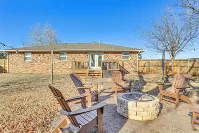 Image de 4 Mi to Dtwn Guthrie: Family Home w\/ Fire Pit!