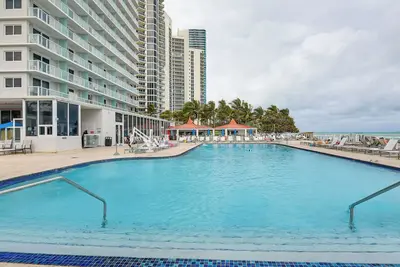 Image de Oceanfront Studio w/ Pool at Sunny Isles Beach!