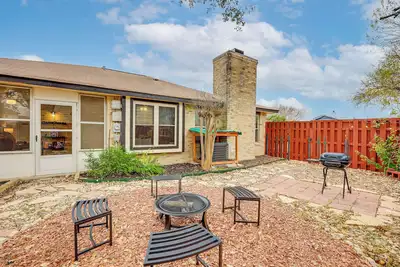 Image de 3 Mi to Randolph Afb: Family Home w/ Poker Table!