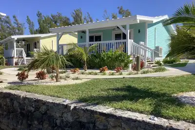 Image de Cozy private green studio cottage on water free floating dock at your doorstep