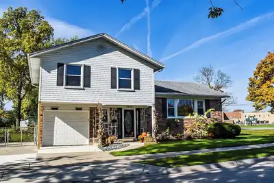Image de Entire home in Flat Rock, Michigan