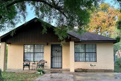 Image de Large home for up to 14 guests in Space X city of Brownsville Tx with WiFi & Ac