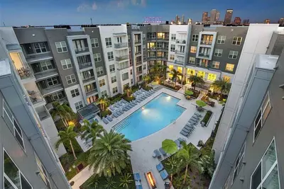 Image de Cozy Apt Downtown | Pool\/Gym\/Free Parking-F