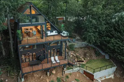 Image de Luxury Mountain Villa - Unbelievable Sunsets - 15min drive to downtown Gville!