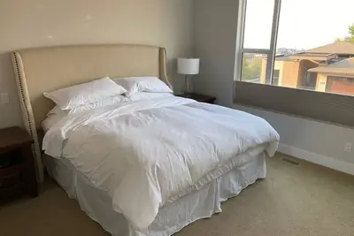 Image de Executive Home with Stunning Lake & Mountain Views – Perfect for Professionals\n\n