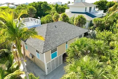 Relax in Paradise: 2-Bedroom Island Retreat with private Pool & Golf Cart!