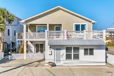 Image de Kure-ur-soul! 4-bedroom bungalow steps away from beach
