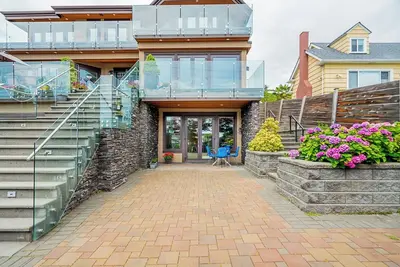 Image de Elegant West Vancouver Suite