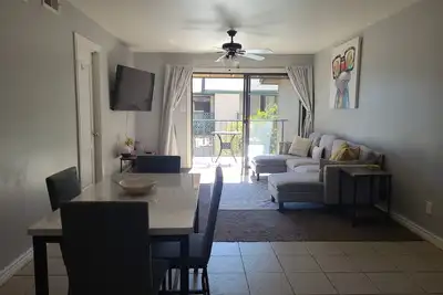 Image de Cozy 2-bedroom 2 bath condo, furnished, Wifi, Fitness Center, centrally located.