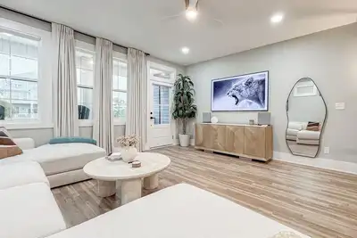 Image de 5 Min Walk to Beach-Roof Deck- Garage- Bbq- A/C- W/D