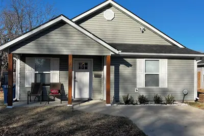 Image de Charming 3br/2Bath home with firepit, large fenced yard, pet friendly.