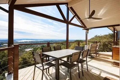 Image de Sunset Canyon – 5 bedrooms, 3. 5 baths, sleeps 13. Enjoy incredible lake views!