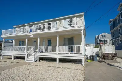 Image de Beach Block and within walking distance to restaurants, shopping, and more!