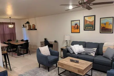 Image de New and modern townhouse ready for your adventure!