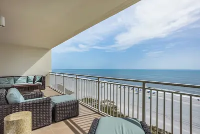 Image de Stunning ocean front views from 9th floor 2/2 condo