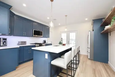 Image de Spacious Duplex, Sleeps 12, central air, Near Mbta, Boston 4 miles, near airport