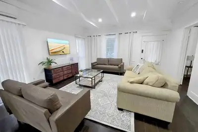 Image de Modern Comfy Gem: 5 star Location, with Yard & Parking
