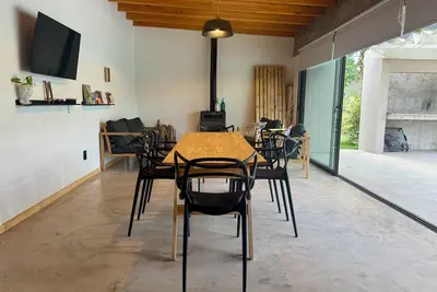 Image de Lodge with swimming pool, minutes from the wine route.