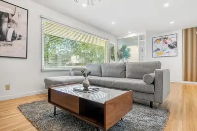 Image de 5 bed Luxury Home: Steps to Dt, River & Hospital