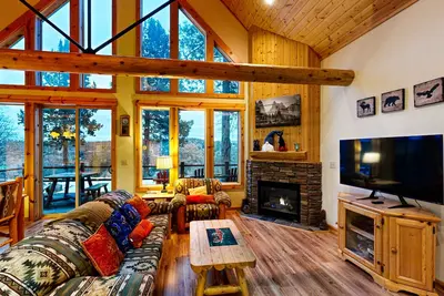 Image de Charming cabin with shared amenities, fireplace, WiFi, mountain views