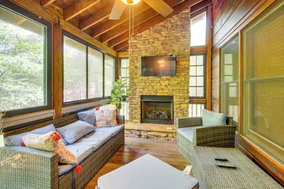Image de Game Room & Hot Tub: Cabin 9 Mi to Blue Ridge!