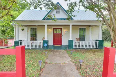 Image de Farmhouse on 1 Acre Near Historic Dtwn Danville