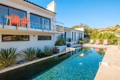Image de Villa 'Luxe Vue Mer Baie De Cannes' avec vue sur mer, Wi-Fi et climatisation