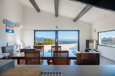 Image de Villa 'Architecte Vue Mer' avec vue sur mer, Wi-Fi et climatisation
