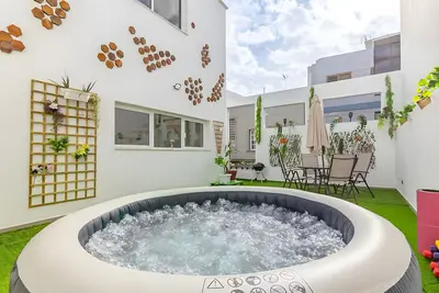 Image de Maison de vacances 'Garden Terrace - La Isleta' avec terrasse privée, Wi-Fi et climatisation