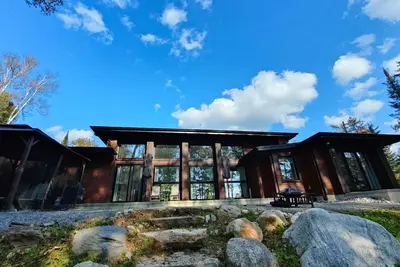 Image de Expansive Lakefront modern retreat nestled by nature, huge windows, 4 bedroom