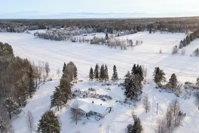 Image de Villa Porila - Lapin taikaa\nIso talo järven rannalla luonnon keskellä
