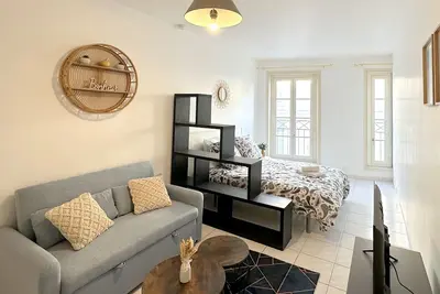 Image de Au pied des tours | Grand studio avec Wifi & Tv