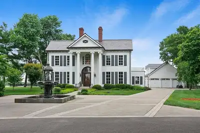 Image de Experience luxury and history at Desmar Stables, a stunning 7, 019 sq ft estate on 95 acres