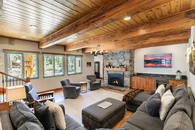 Image de Tahoe Dreamer by Tahoe Getaways - Pet Friendly 4 Br Gated Home + Walk to Lake!
